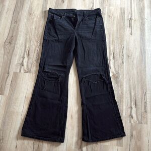 Low rise baggy jean w/ knee distress